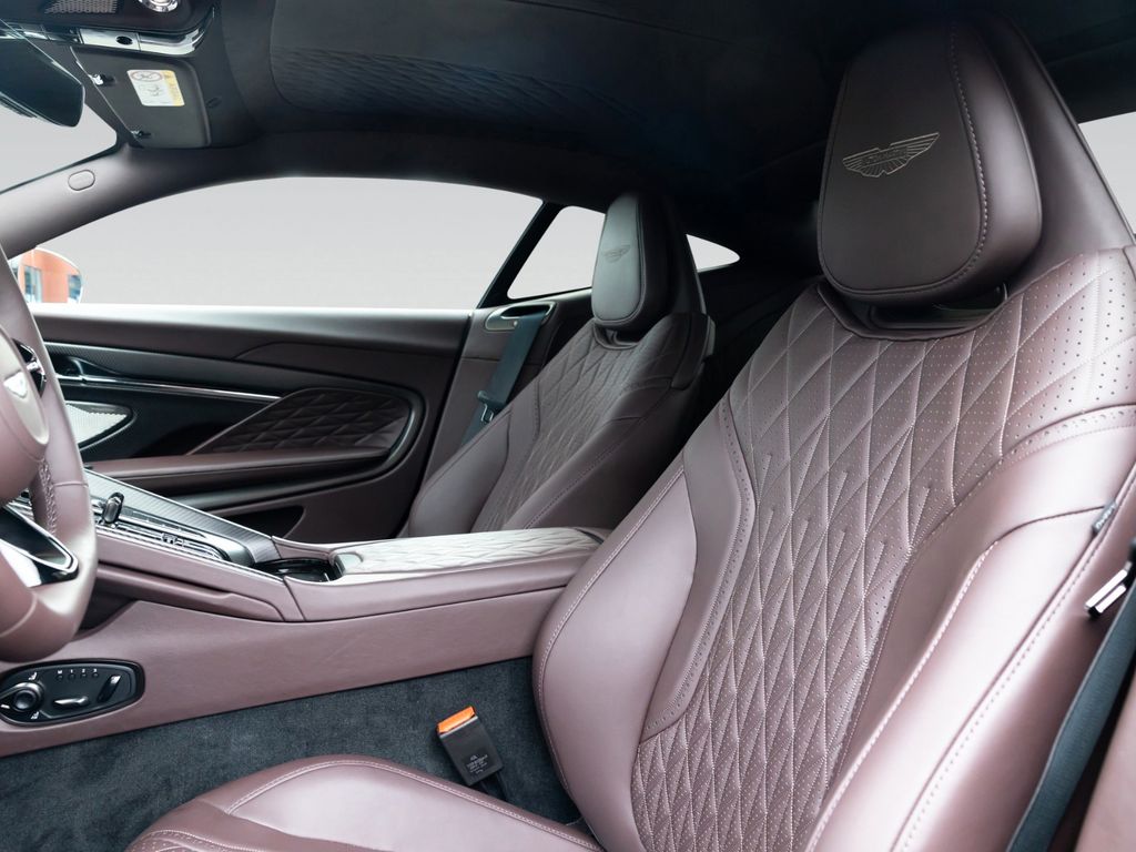 Aston Martin DB12 2025