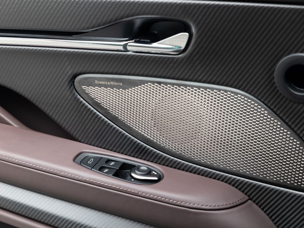 Aston Martin DB12 2025