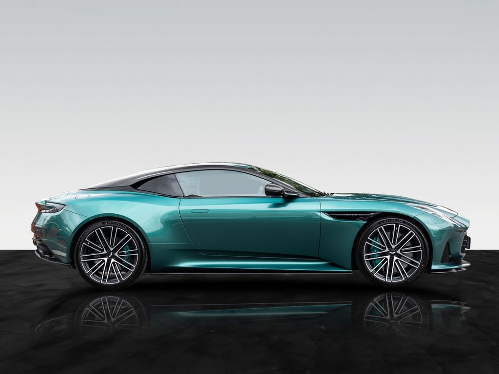 Aston Martin DB12 2025