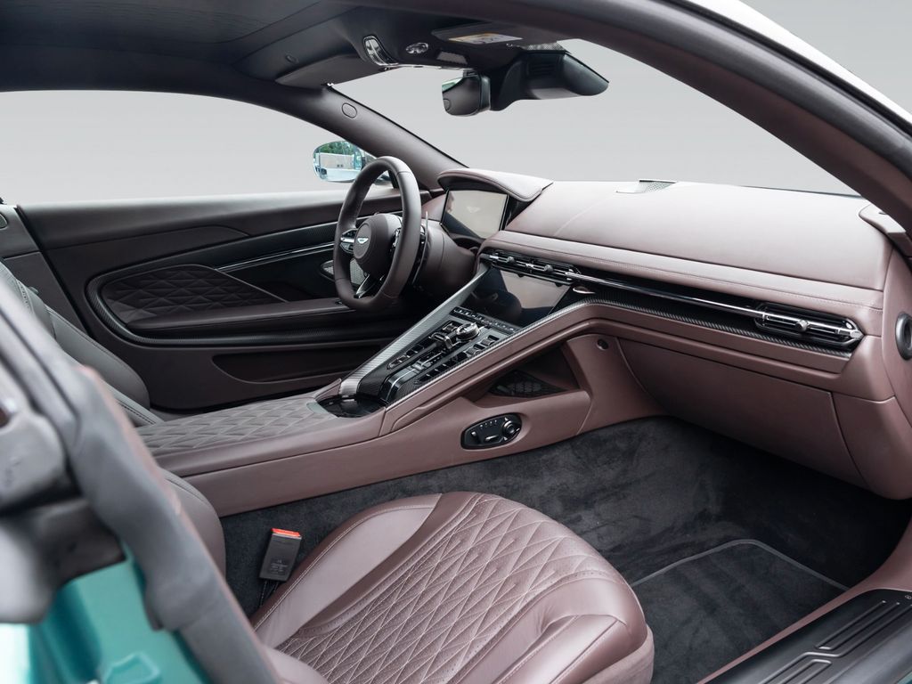 Aston Martin DB12 2025