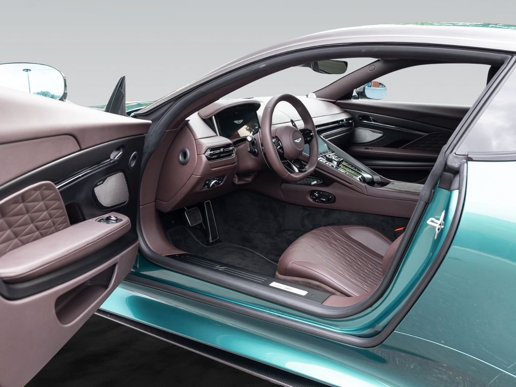 Aston Martin DB12 2025