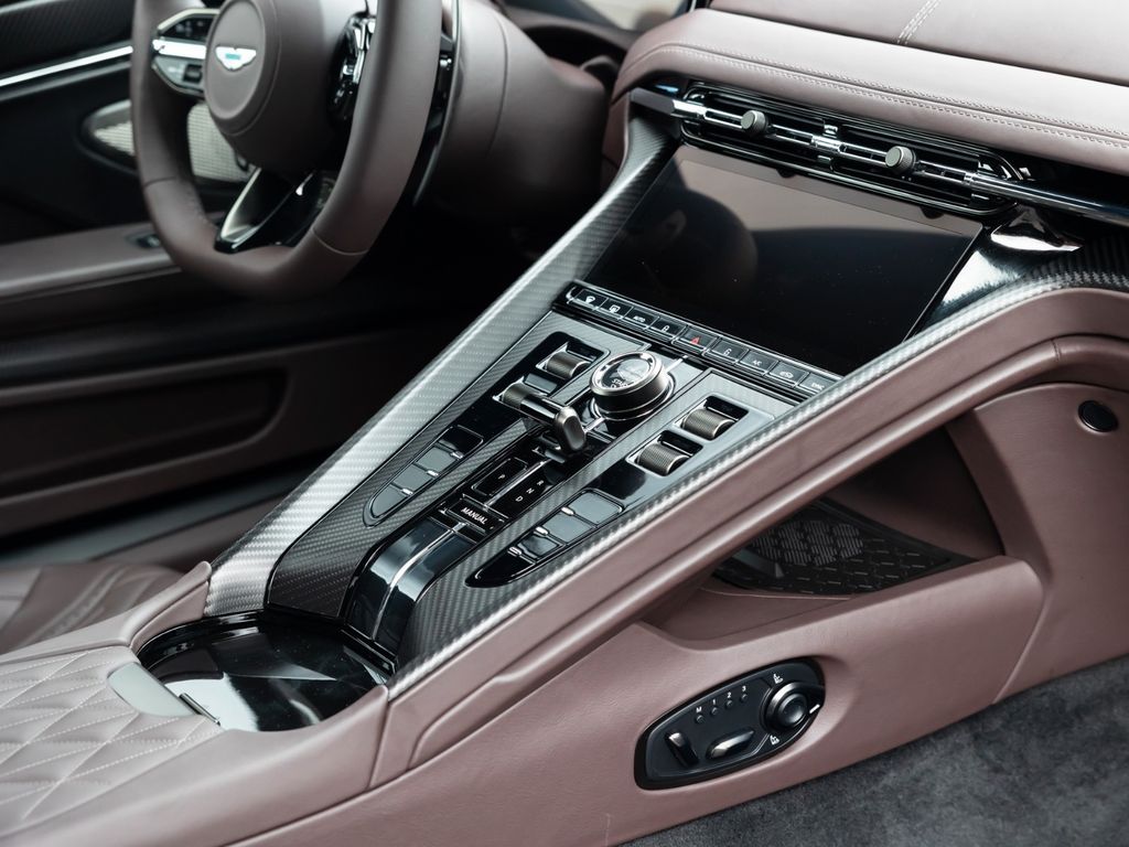 Aston Martin DB12 2025