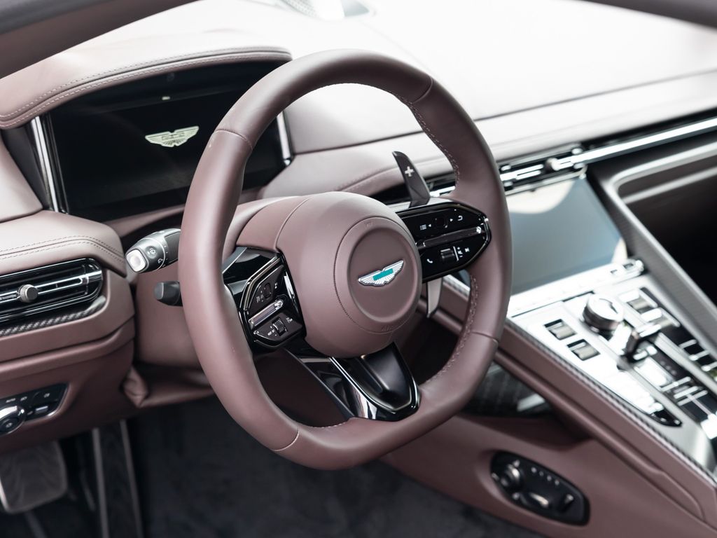 Aston Martin DB12 2025