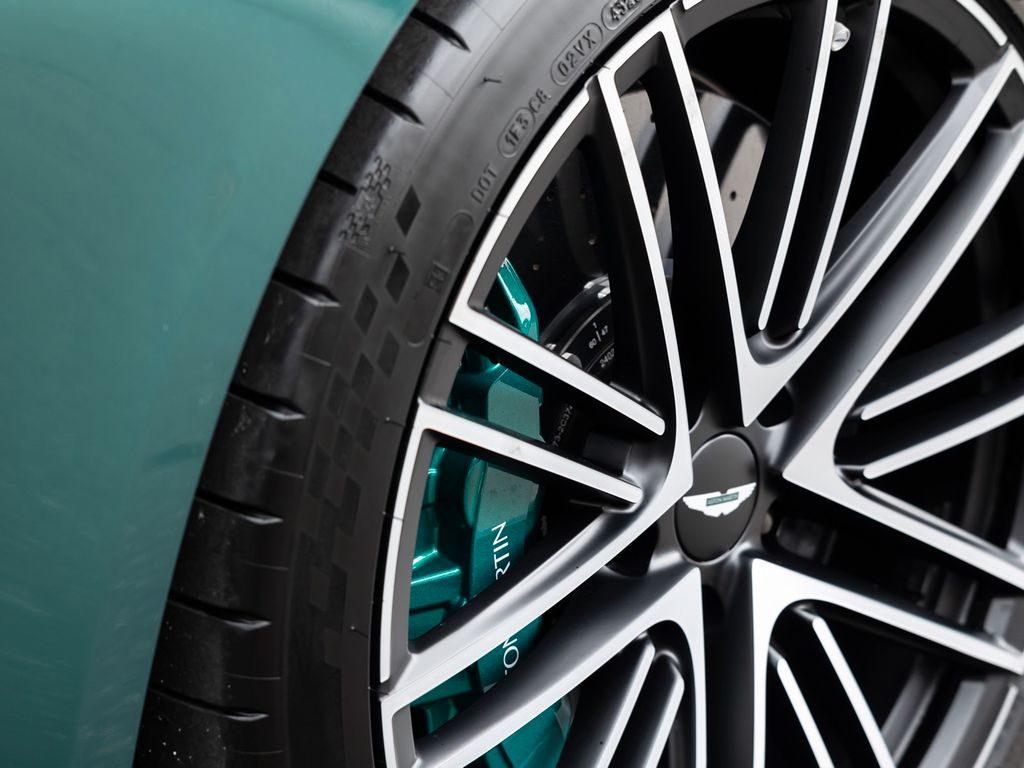 Aston Martin DB12 2025