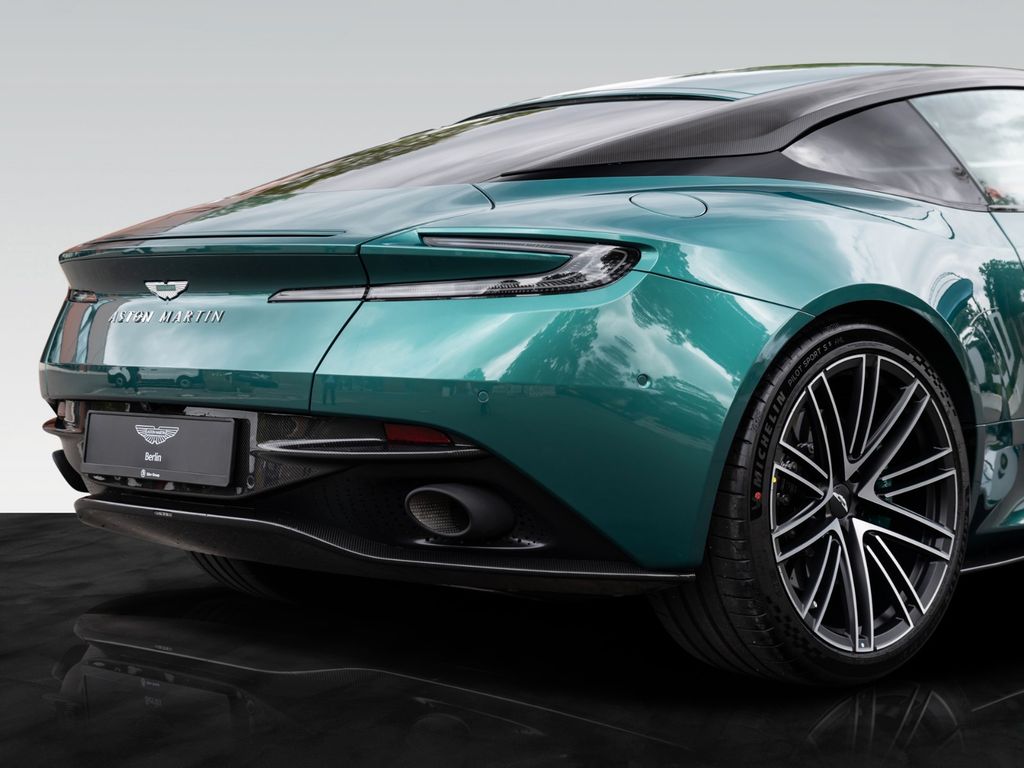 Aston Martin DB12 2025