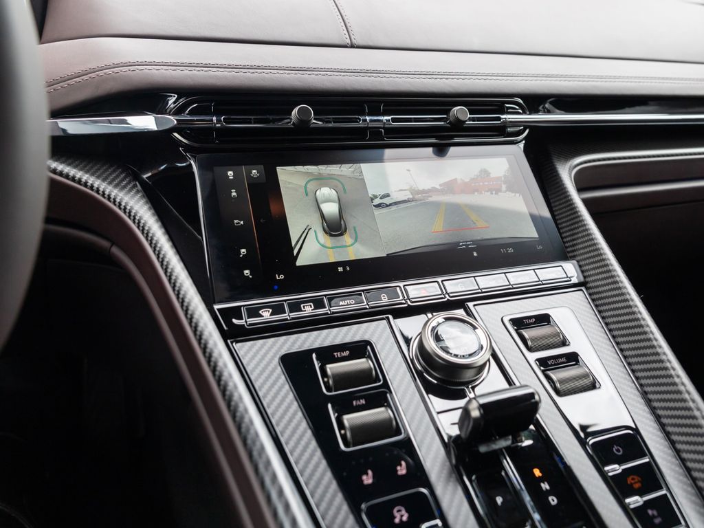 Aston Martin DB12 2025