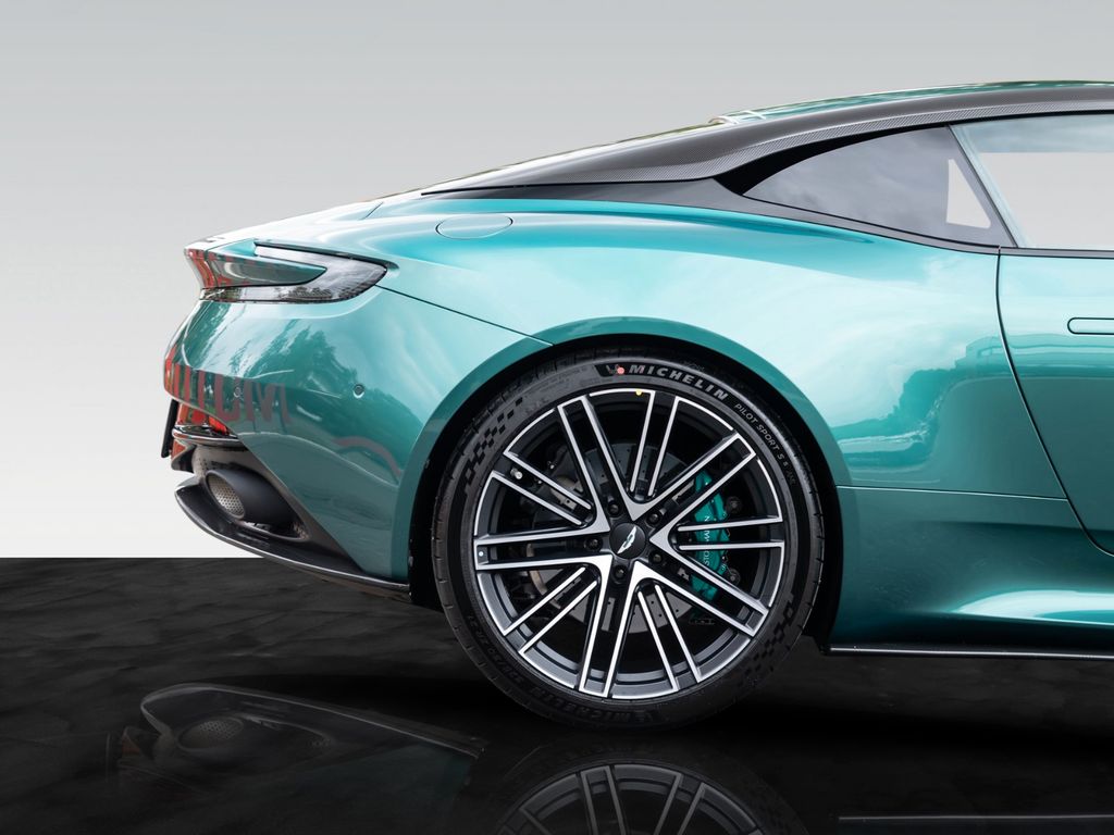 Aston Martin DB12 2025