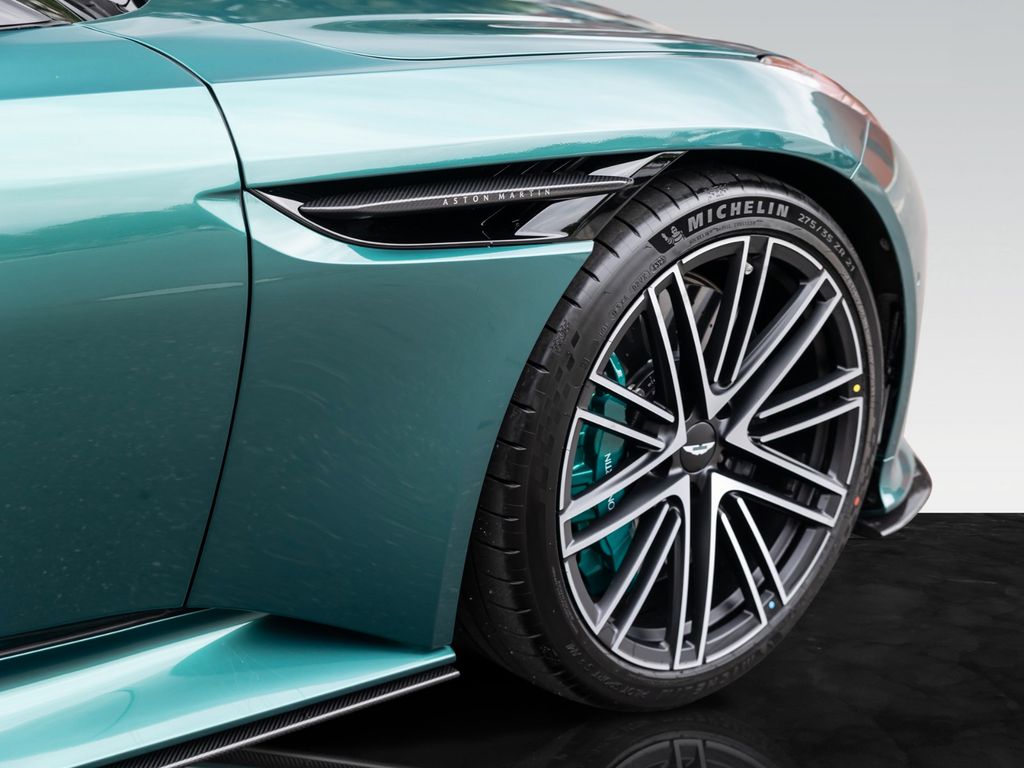 Aston Martin DB12 2025