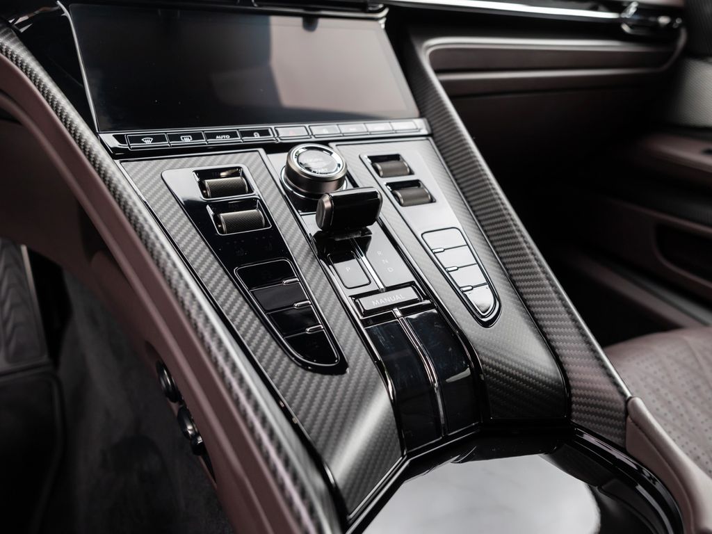 Aston Martin DB12 2025