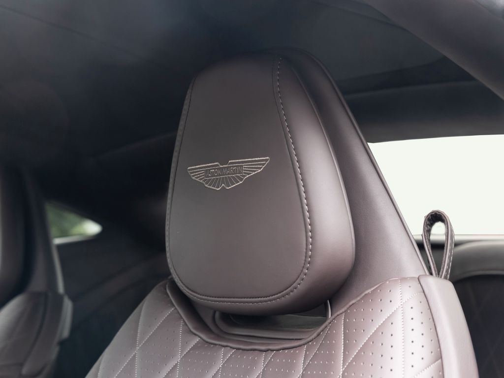 Aston Martin DB12 2025