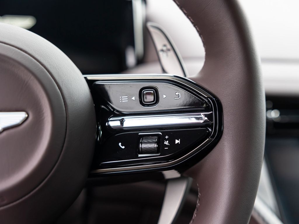 Aston Martin DB12 2025