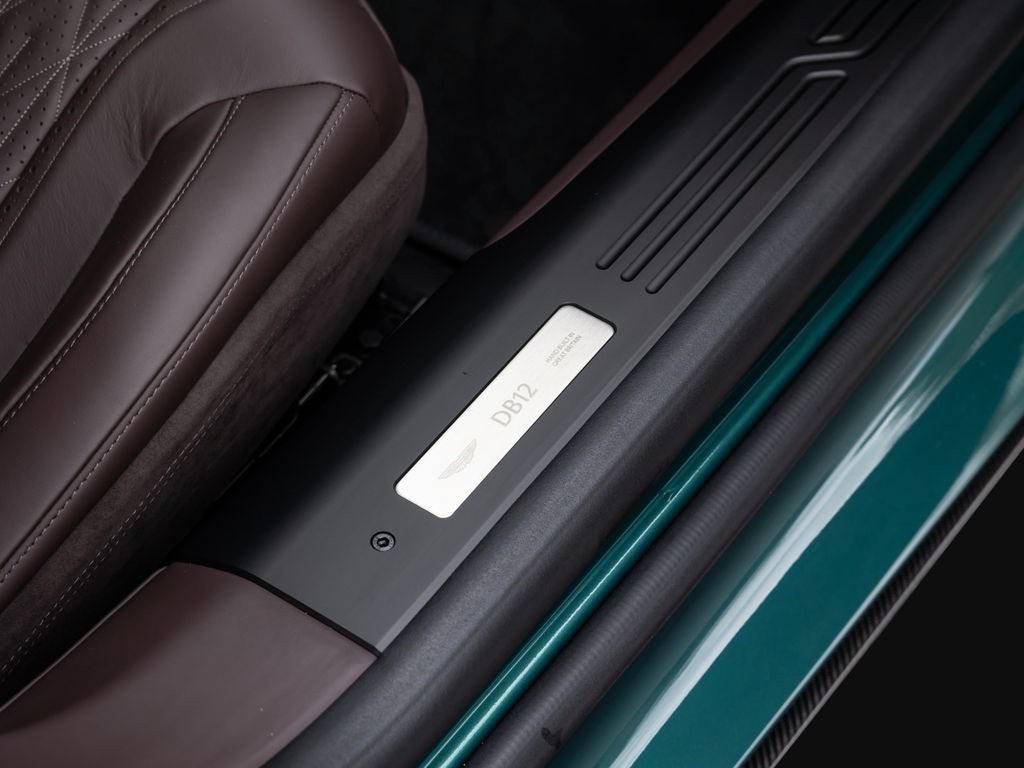 Aston Martin DB12 2025