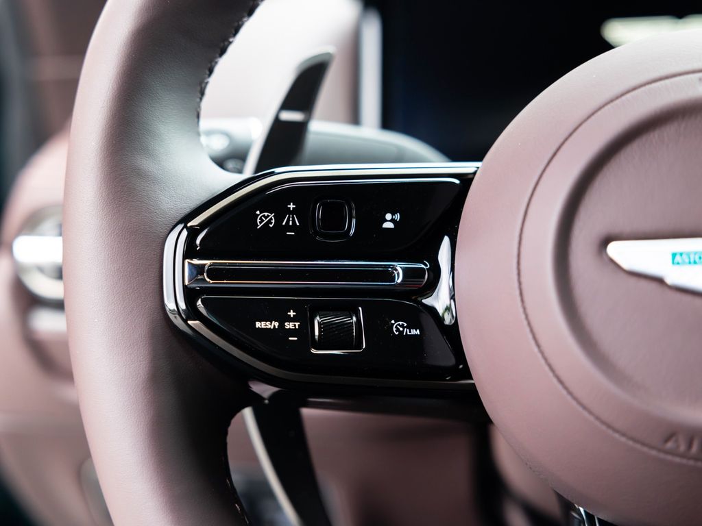 Aston Martin DB12 2025