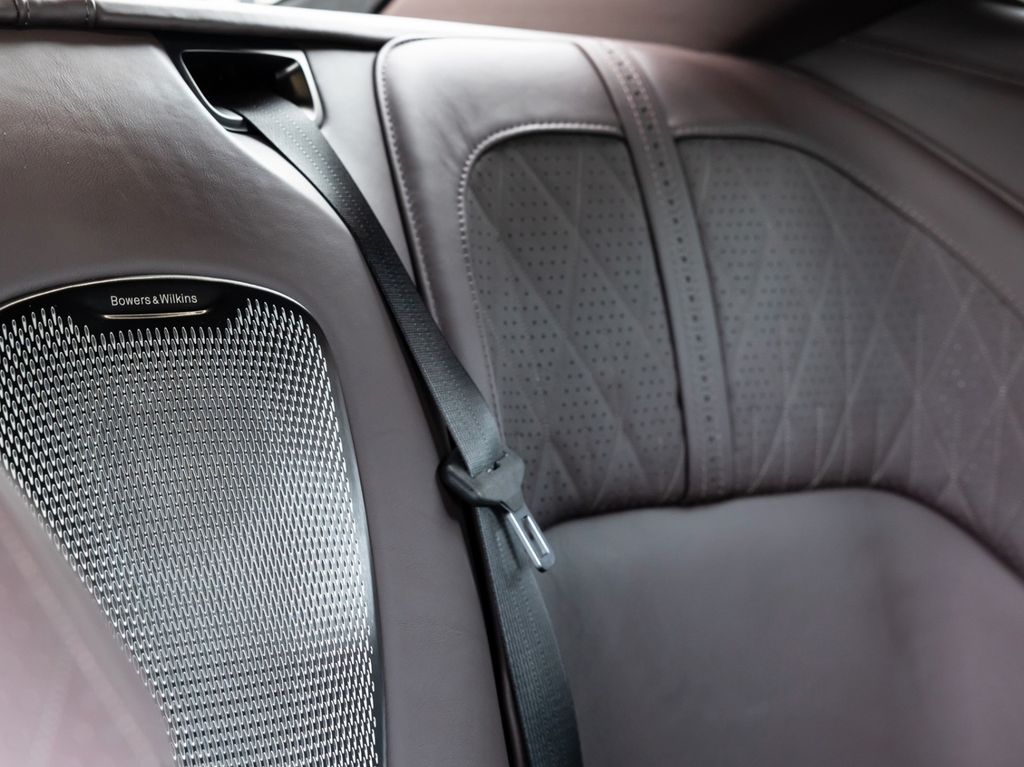 Aston Martin DB12 2025