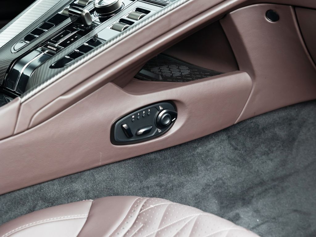 Aston Martin DB12 2025