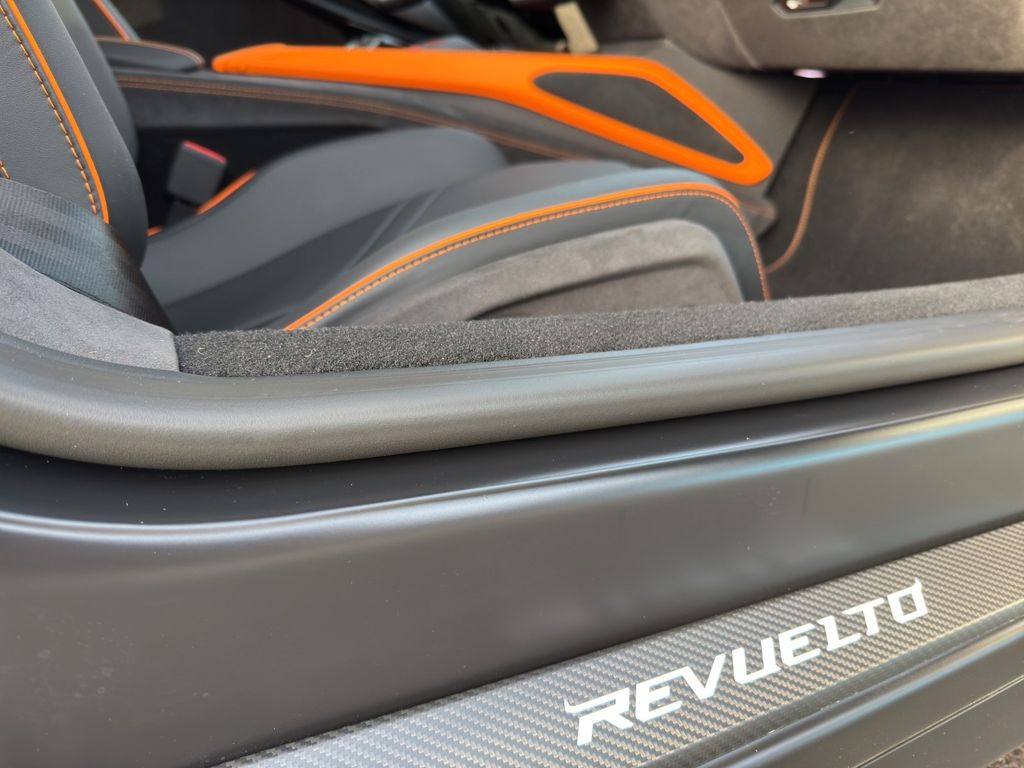 Lamborghini Revuelto 2025