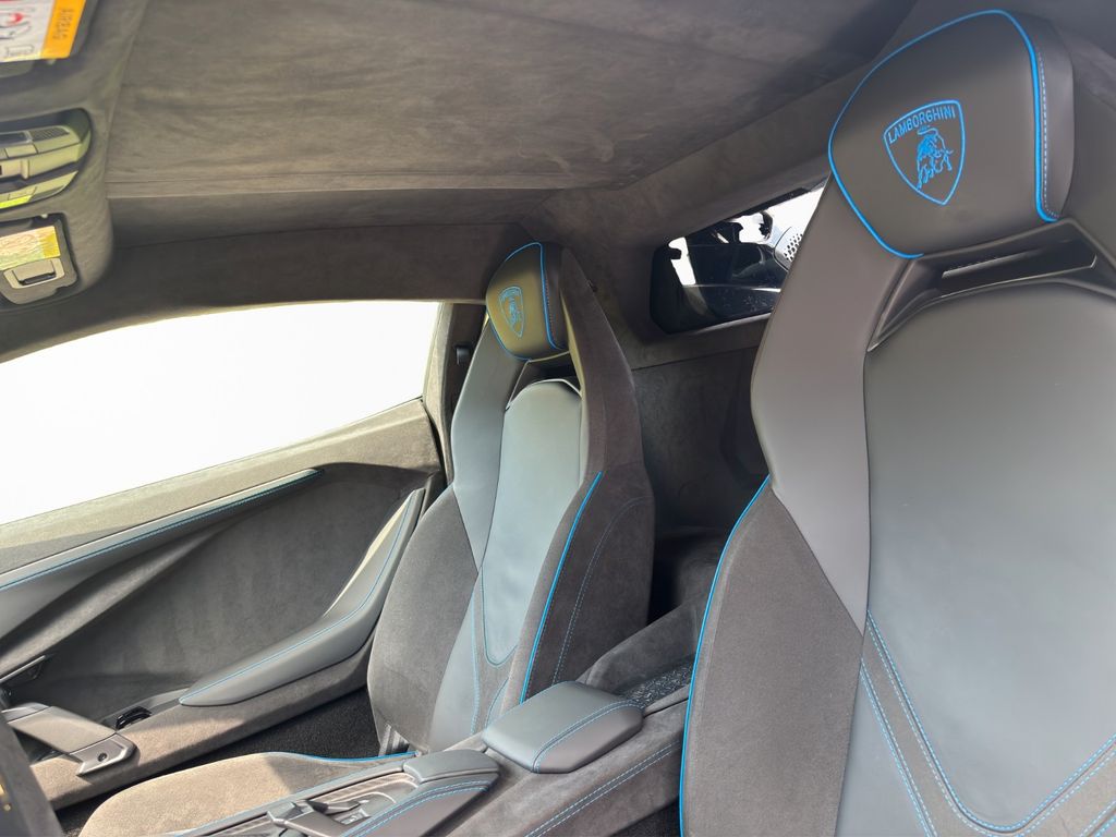 Lamborghini Revuelto 2024