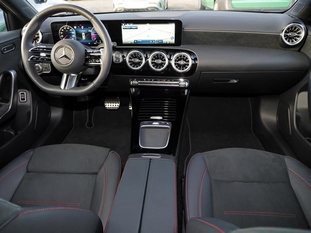 Mercedes-Benz A 220 2025