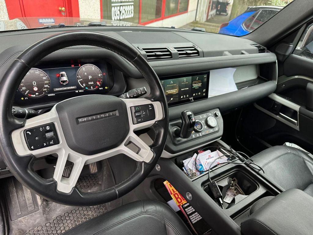 Land Rover Defender 2023