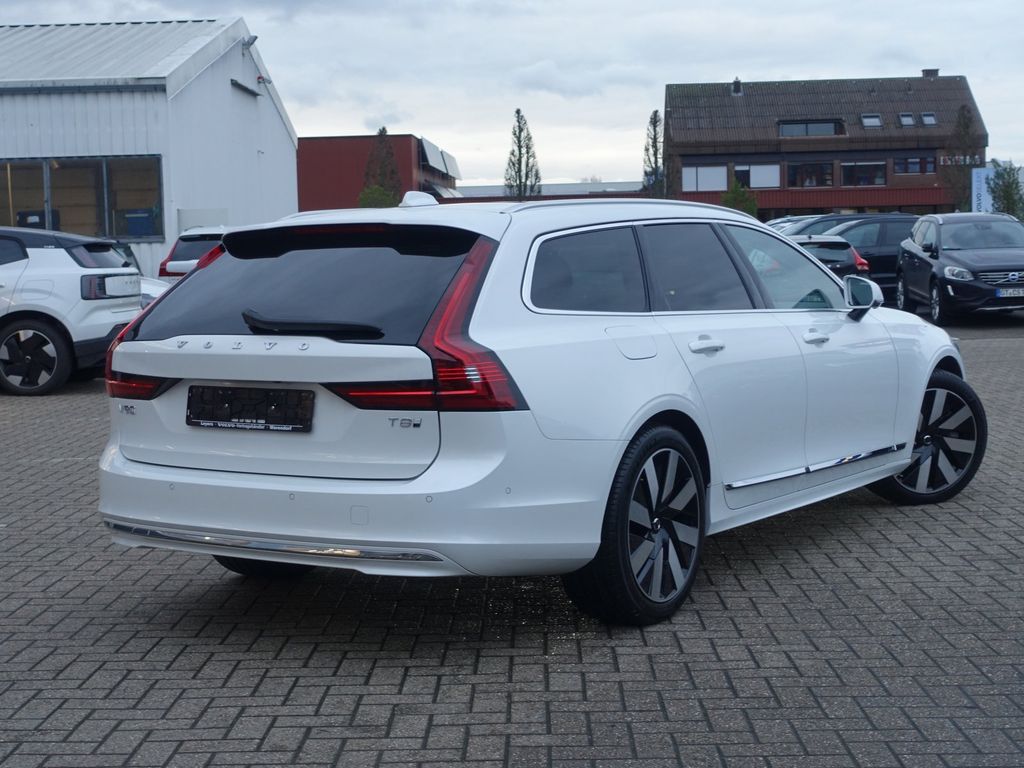 Volvo V90 2025