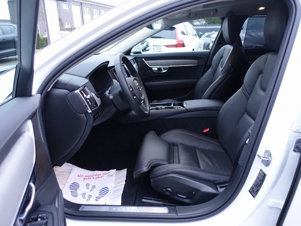 Volvo V90 2025