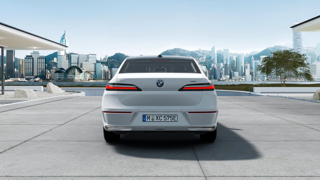 BMW i7