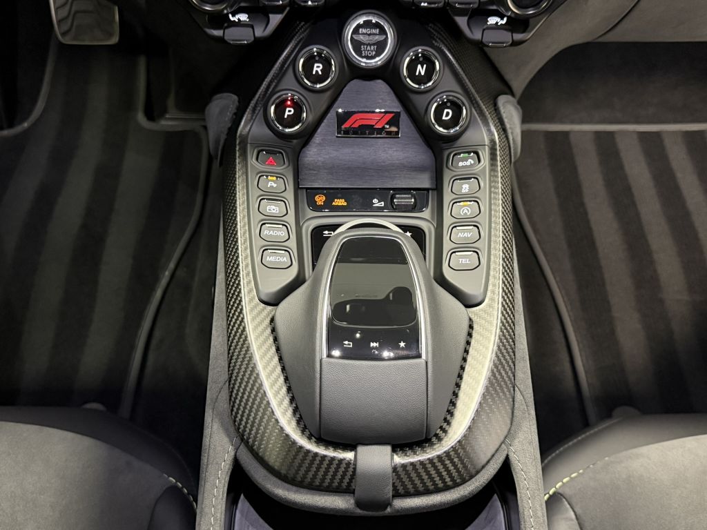 Aston Martin V8 Vantage 2022