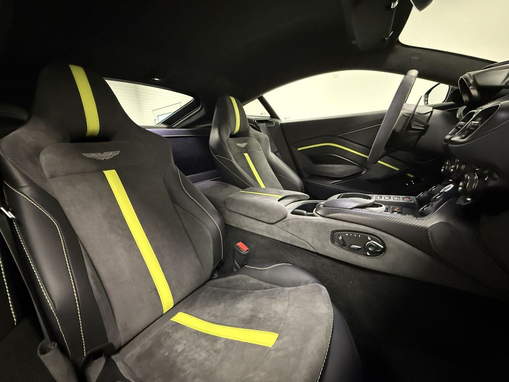 Aston Martin V8 Vantage 2022