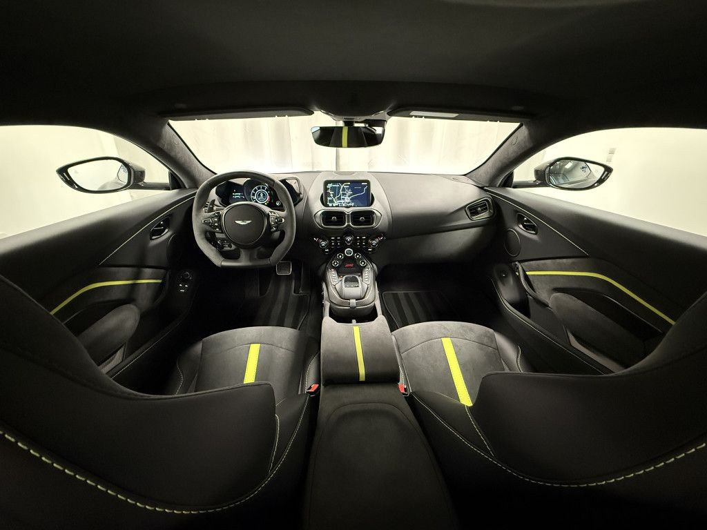 Aston Martin V8 Vantage 2022