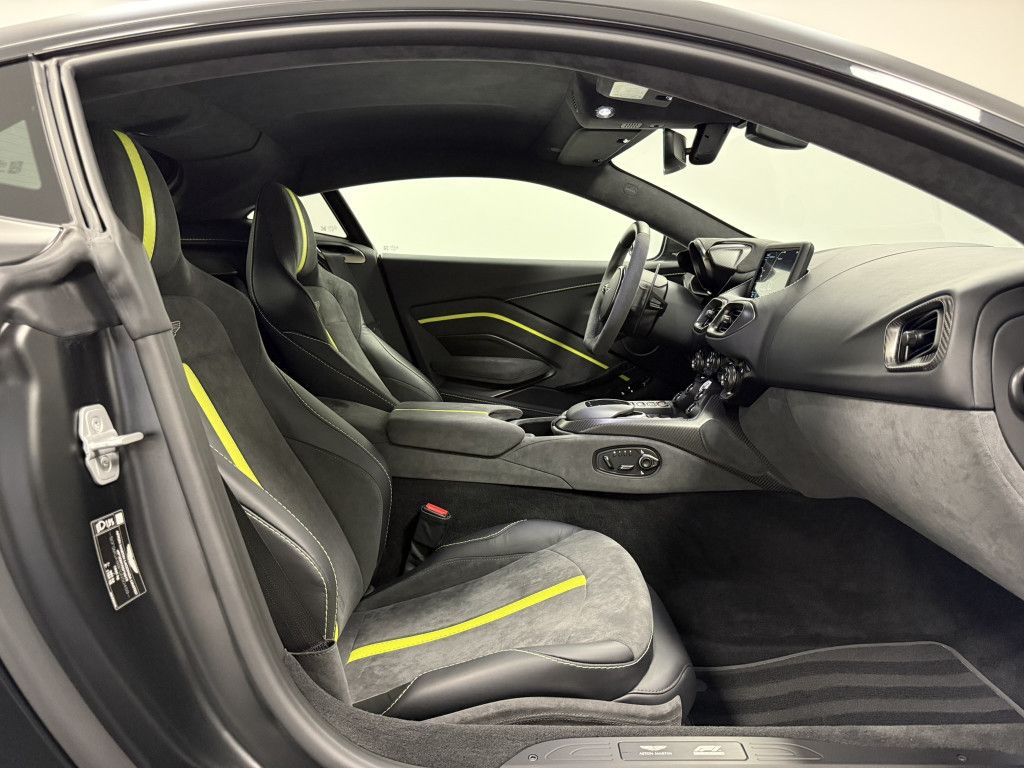 Aston Martin V8 Vantage 2022