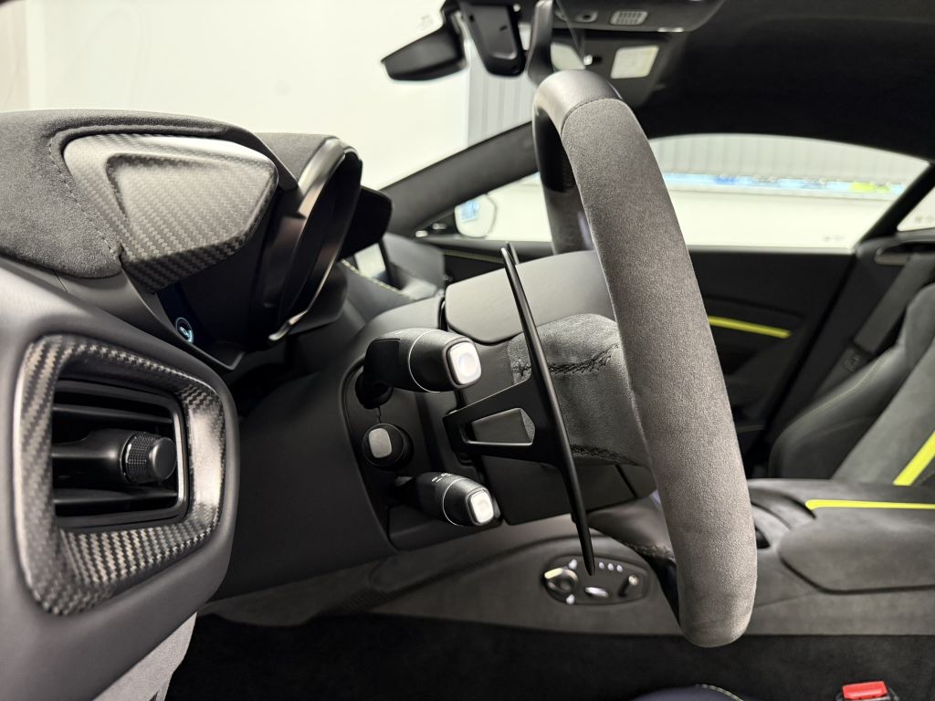 Aston Martin V8 Vantage 2022