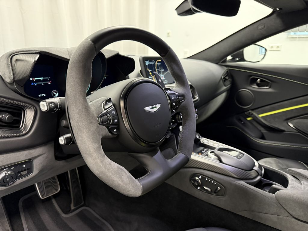 Aston Martin V8 Vantage 2022