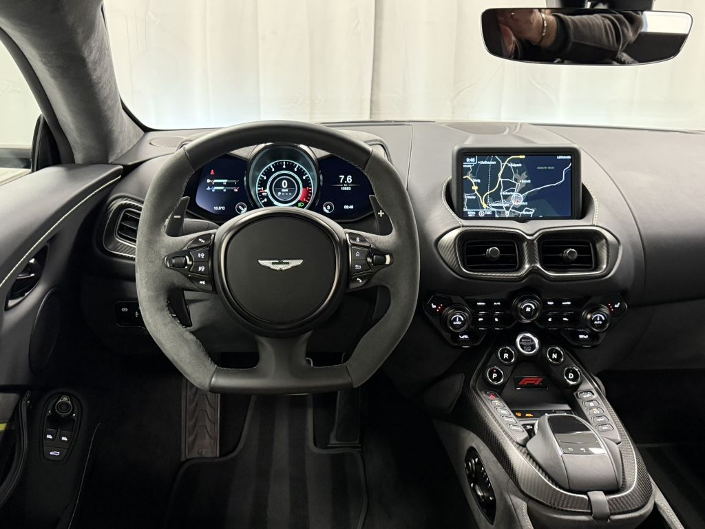 Aston Martin V8 Vantage 2022