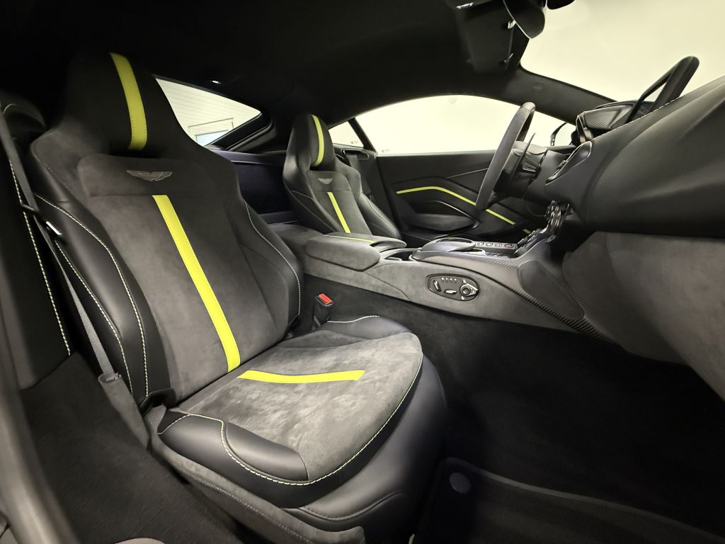 Aston Martin V8 Vantage 2022