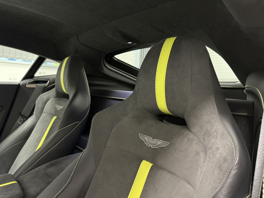 Aston Martin V8 Vantage 2022