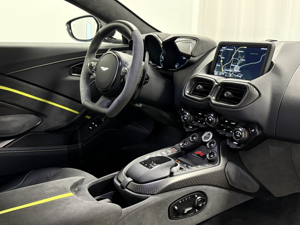 Aston Martin V8 Vantage 2022