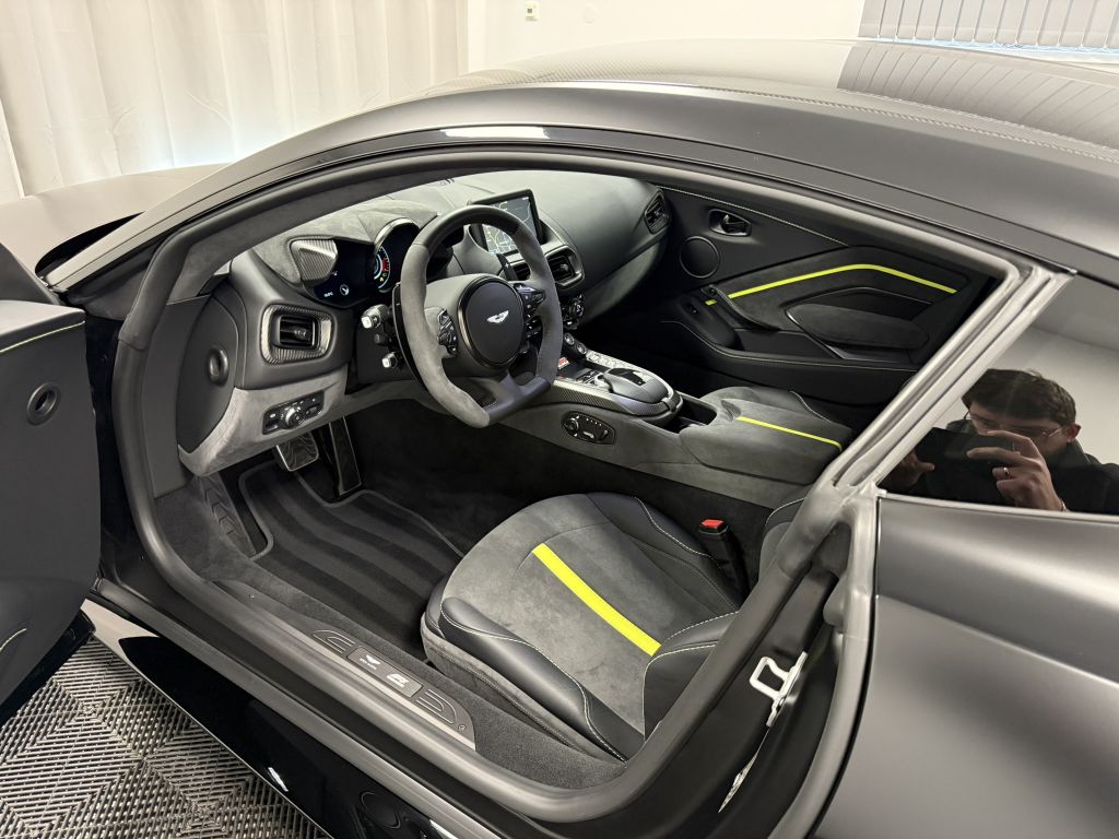 Aston Martin V8 Vantage 2022