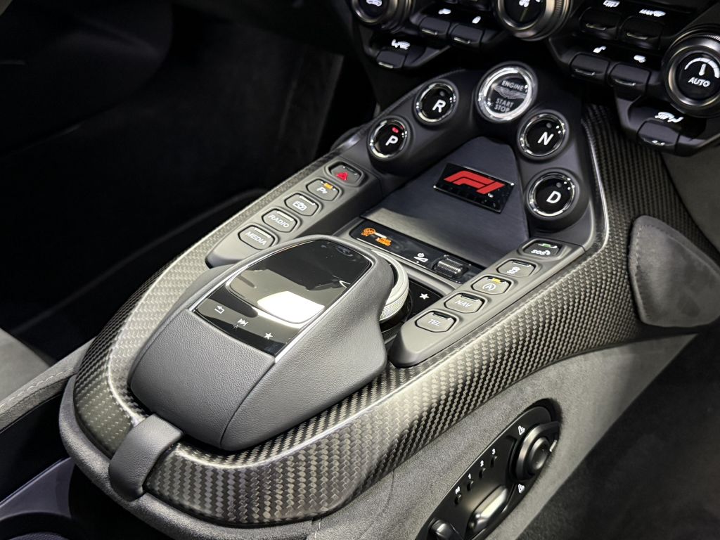 Aston Martin V8 Vantage 2022