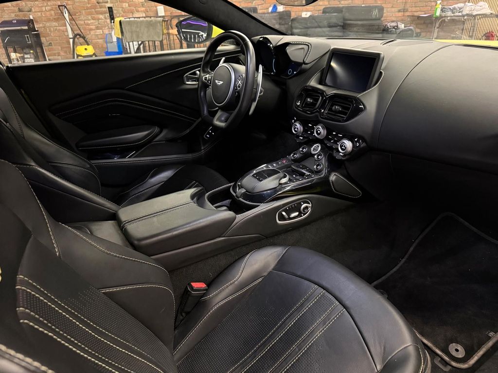 Aston Martin V8 Vantage 2020