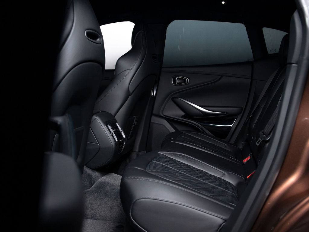 Aston Martin DBX 2025