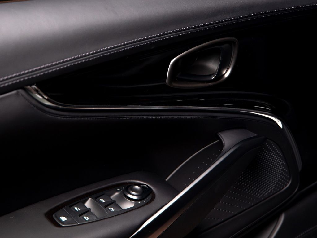 Aston Martin DBX 2025