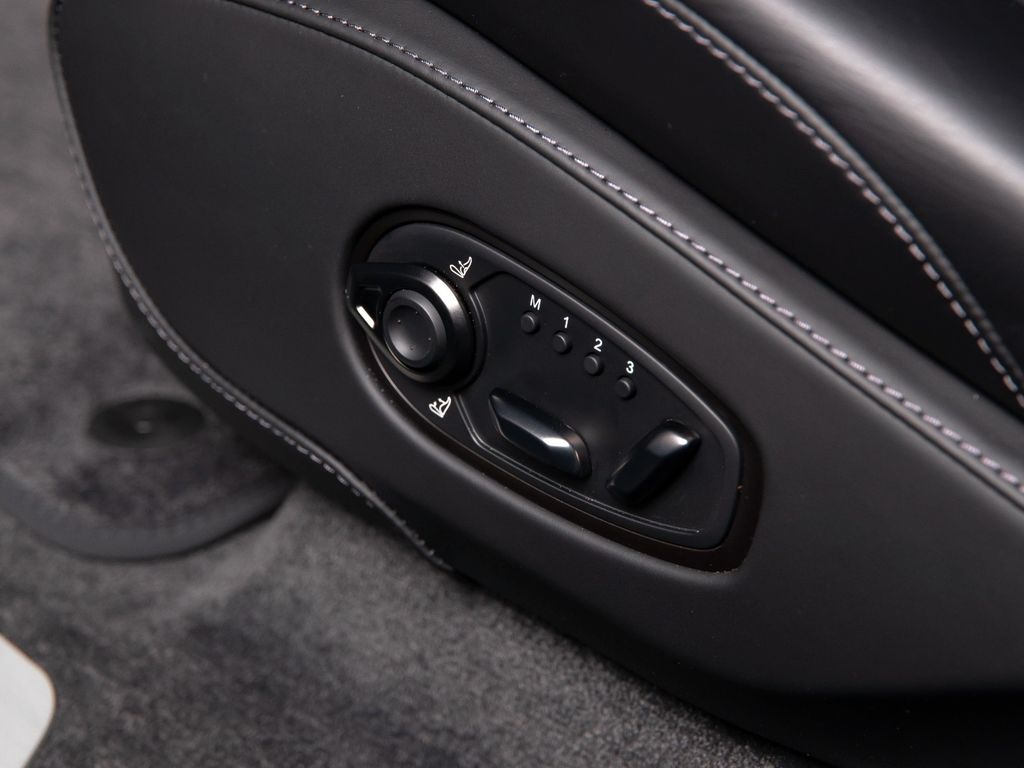 Aston Martin DBX 2025