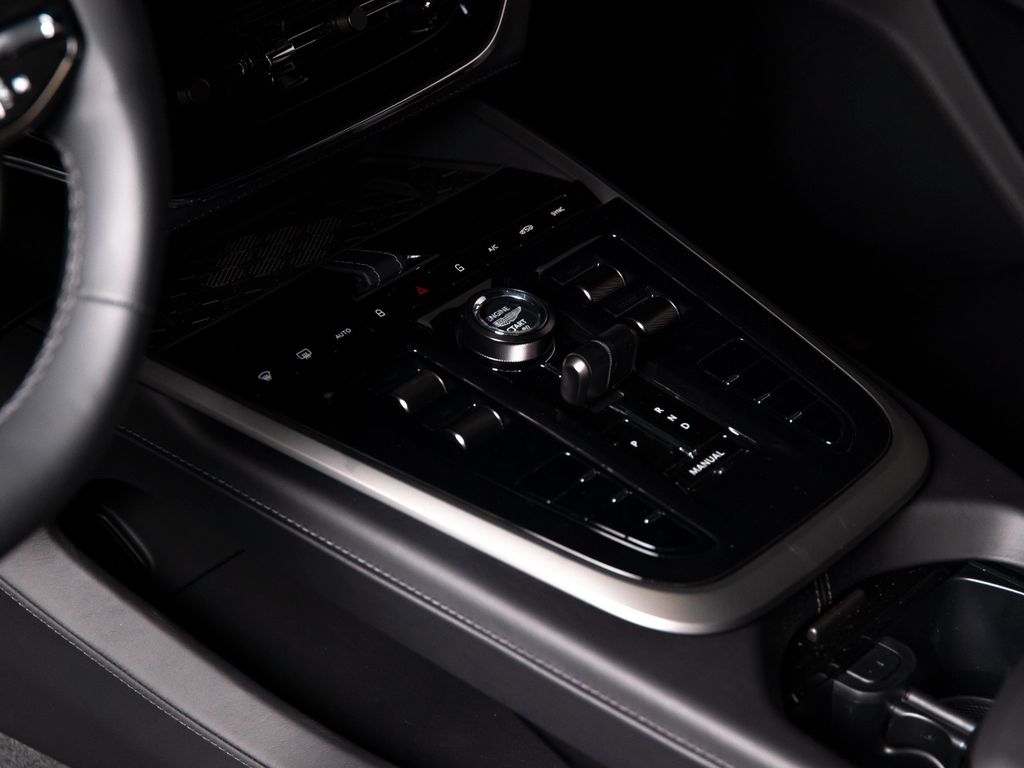 Aston Martin DBX 2025