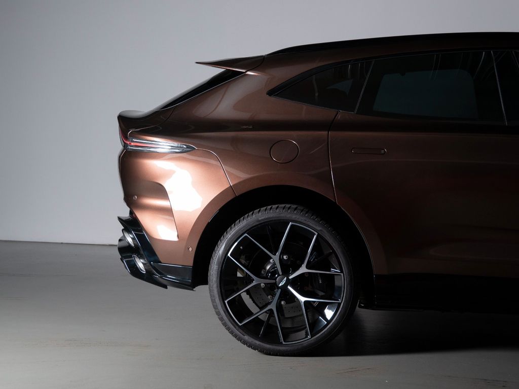 Aston Martin DBX 2025