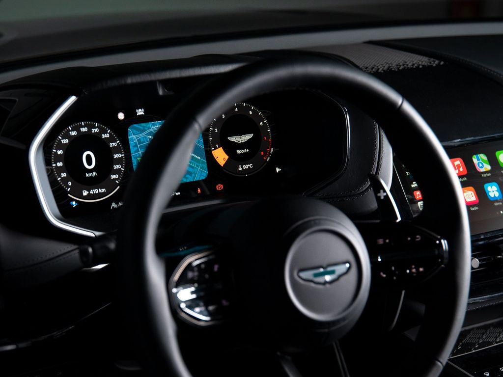 Aston Martin DBX 2025