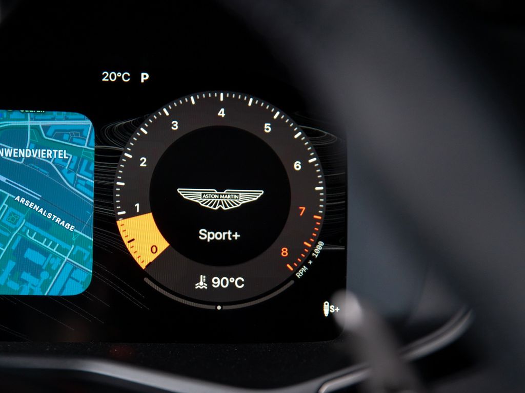 Aston Martin DBX 2025