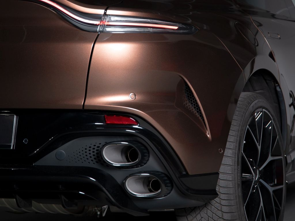 Aston Martin DBX 2025