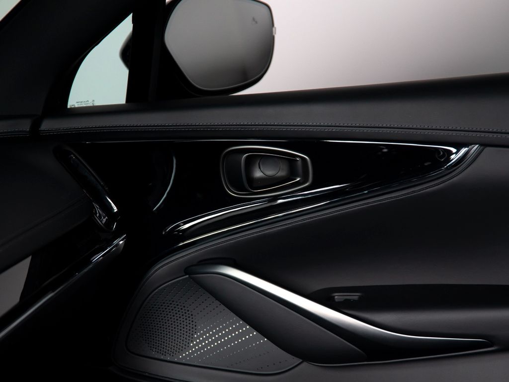 Aston Martin DBX 2025