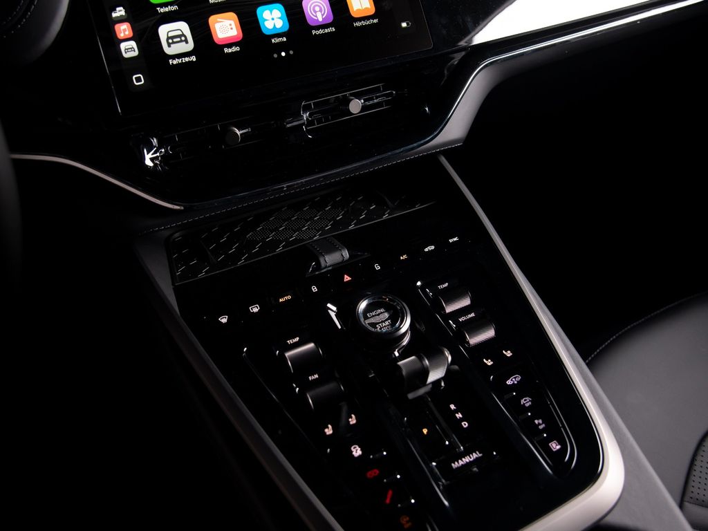 Aston Martin DBX 2025