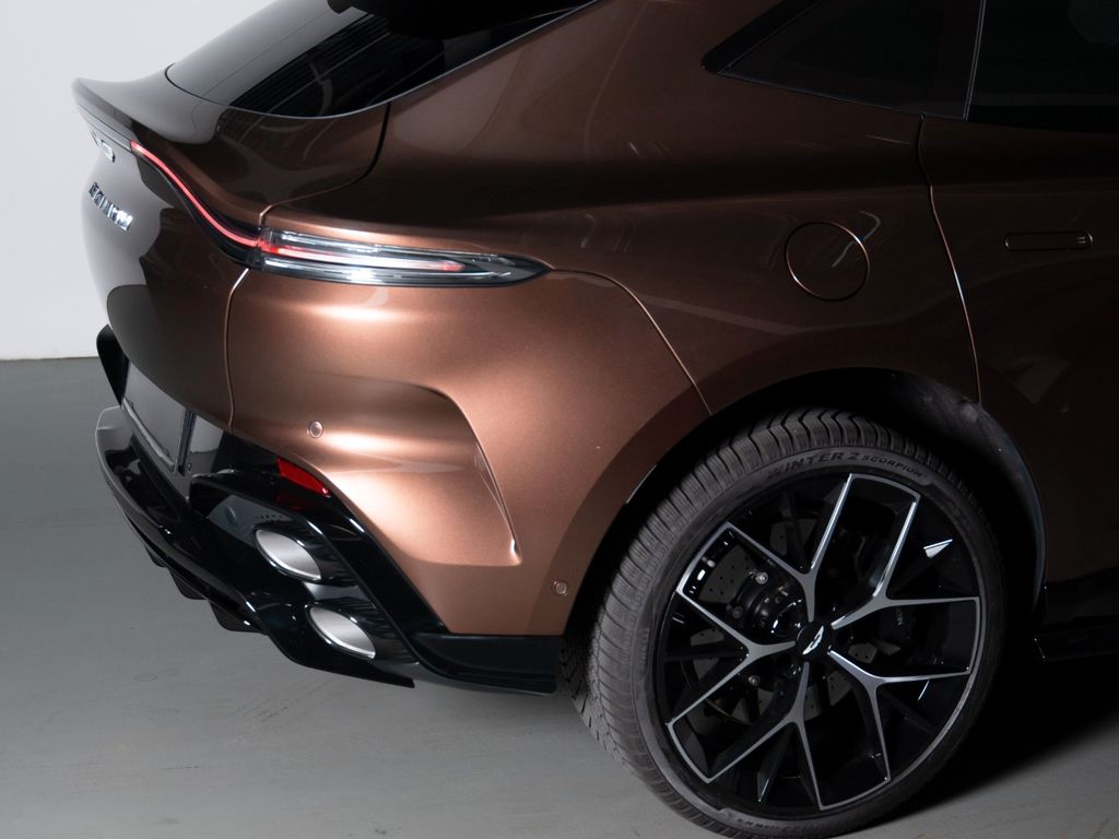 Aston Martin DBX 2025